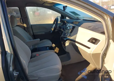 2012 Toyota Sienna Le V6 8 Passenger z USA, uszkodzony, nr VIN 5TDKK3DC7CS181026